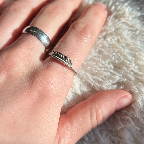 Silver Feather Ring - Picture 2 of 6